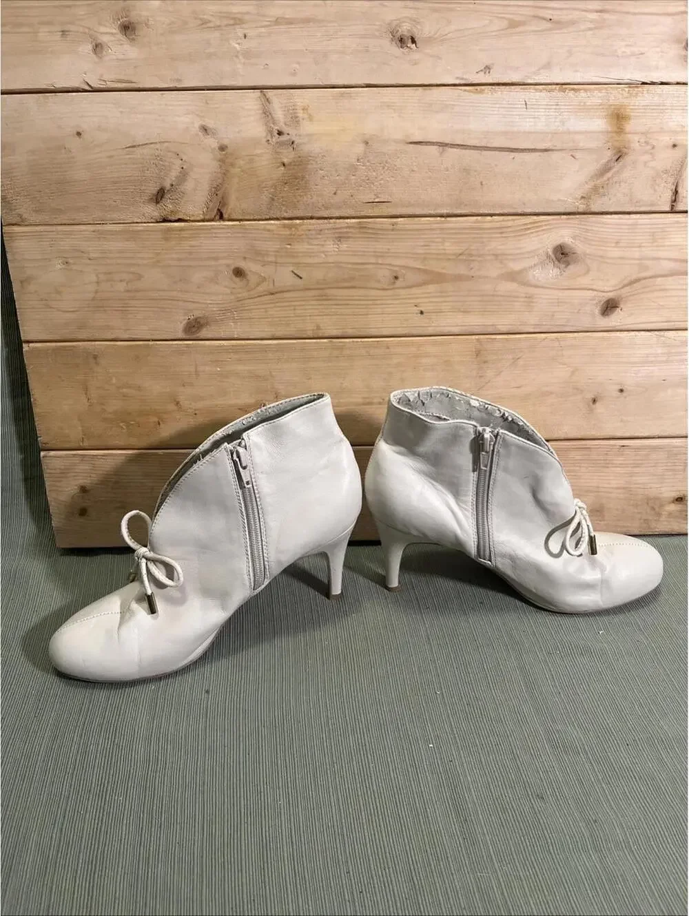 Hot In Hollywood Ivory Leather Bow Ankle Booties Kitten Womens Heels Size 8.5